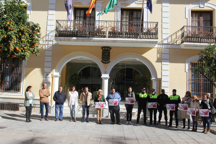 Almuñécar y La Herradura guardan un minuto de silencio por las víctimas de Violencia de Género